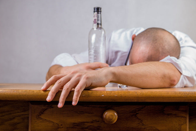 Kunt u CBD olie combineren met alcohol - Prohemp.nl
